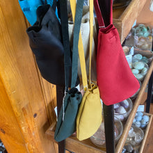 Cargar imagen en el visor de la galería, Large Leather Pouch
