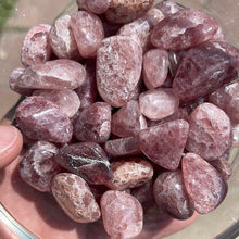 Cargar imagen en el visor de la galería, Strawberry Quartz Tumbled Stone
