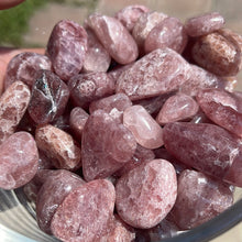 Cargar imagen en el visor de la galería, Strawberry Quartz Tumbled Stone
